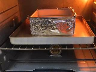 云石重芝士蛋糕,烤箱预热至175度，金盘中注入适量清水，再将模具坐入水中，烤制时间60分钟。
