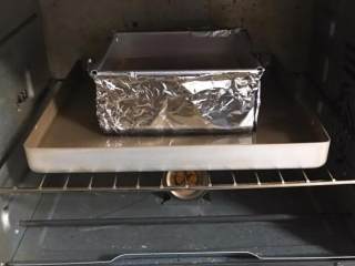 云石重芝士蛋糕,烤完不要拿出，放烤箱中自然降温30分钟。