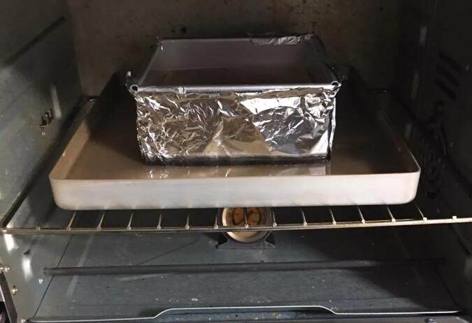 云石重芝士蛋糕,烤完不要拿出，放烤箱中自然降温30分钟。