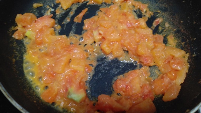 西红柿鸡蛋拌面,炒至西红柿变软。