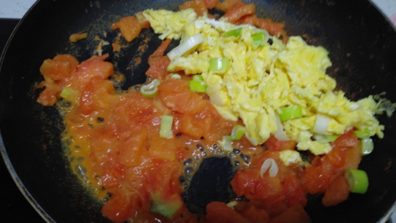 西红柿鸡蛋拌面,倒入鸡蛋。