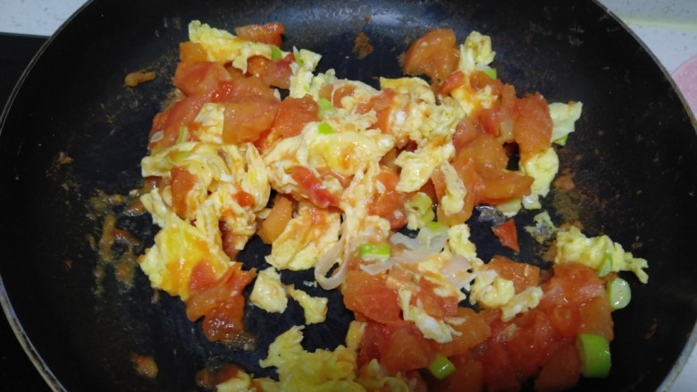 西红柿鸡蛋拌面,搅拌均匀。