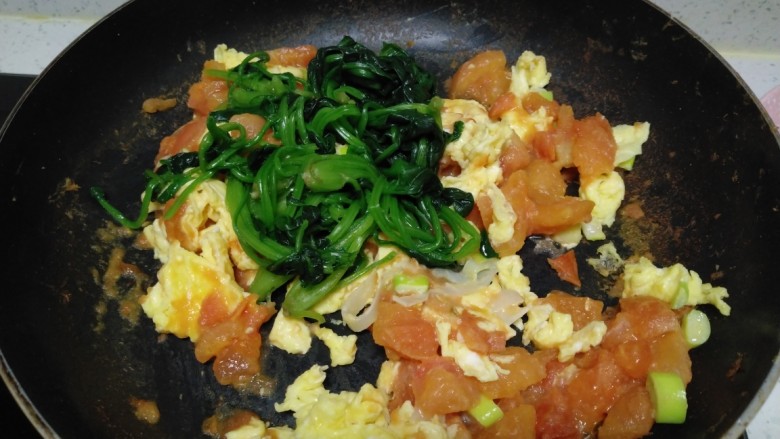 西红柿鸡蛋拌面,放入菠菜。
