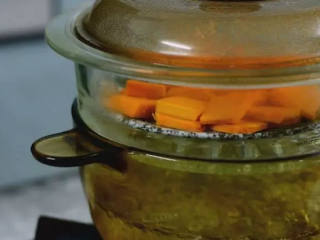 暖心又暖胃的酒酿南瓜小圆子,南瓜去皮切小块，放入蒸锅蒸10分钟