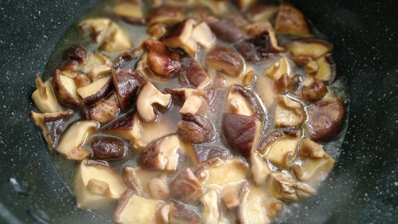 香菇炒芹菜,倒入没过香菇的水焖煮香菇大概三分钟