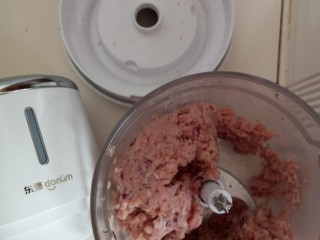 白菜肉丸炖粉条,打成肉泥