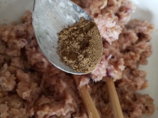 白菜肉丸炖粉条,加入花椒粉拌匀