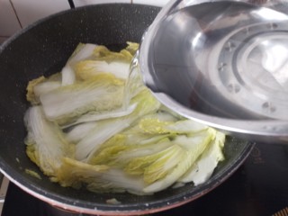 白菜肉丸炖粉条,放入清水大火烧开后再煮20分钟