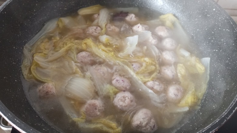 白菜肉丸炖粉条,下锅煮熟
