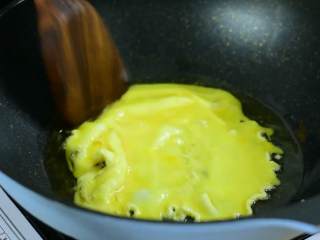 当面前摆着这样一碗面，只顾着低头大口吃了,油烧热，将鸡蛋炒熟备用。