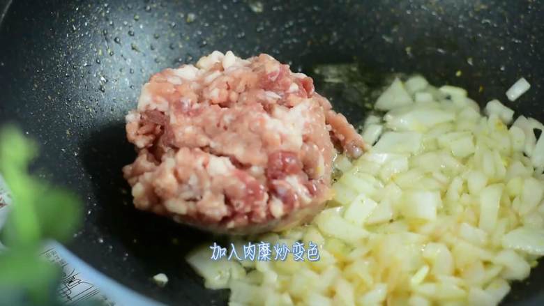 当面前摆着这样一碗面，只顾着低头大口吃了,加入肉糜炒至变色。