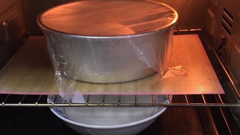 奶酪蓝莓面包,烤箱发酵档，底部放一碗热水，发酵60分钟。