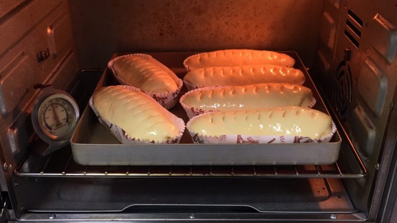 奶酪蓝莓面包,烤箱预热至180度，金盘送入烤箱烤制20分钟。