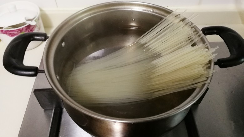 醇香田头菇鸡汤粉,锅中放入一升水烧开，放入米粉