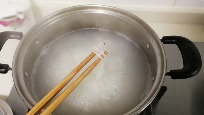 醇香田头菇鸡汤粉,烧八分钟，用筷子弄夹断即可