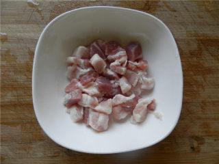 白玉酿肉,将五花肉切块。