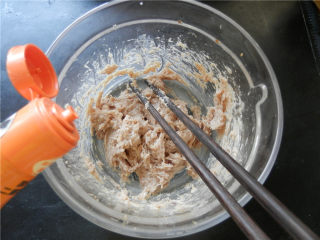 白玉酿肉,肉沫倒入少许香油和米酒，朝一个方向不停的搅拌，使肉馅越来越粘。