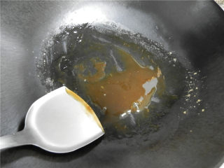 白玉酿肉,锅里放小半碗清水、1大勺生抽、少量水淀粉，熬制粘稠。
