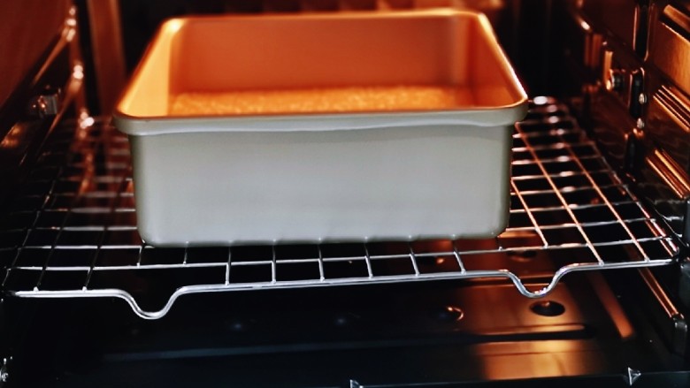 红糖枣糕别在外面买了～自己在家做～健康无添加,将烤盘入烤箱下层的烤网上。