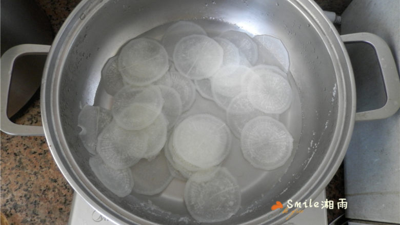 白玉酿肉,白萝卜片放沸水中焯1分钟。
白萝卜变软透明，捞出沥水。