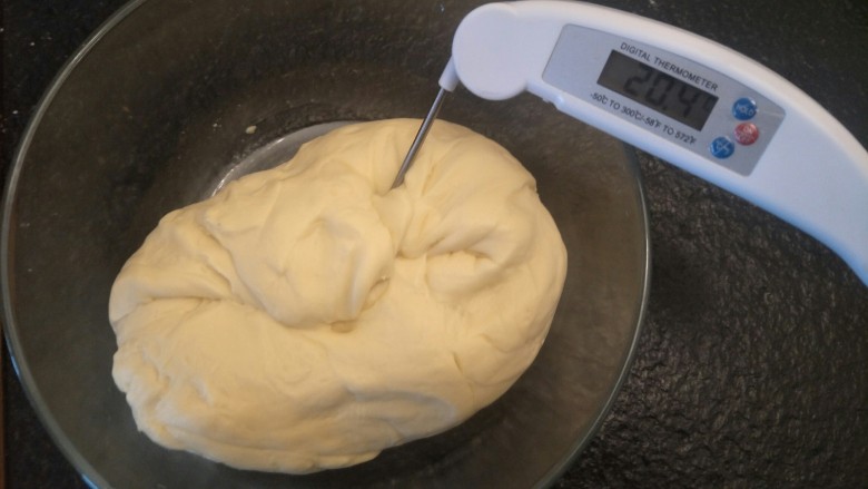 万能早餐-牛奶哈斯,揉面的温度不宜超过30度，不然酵母会提前发酵。