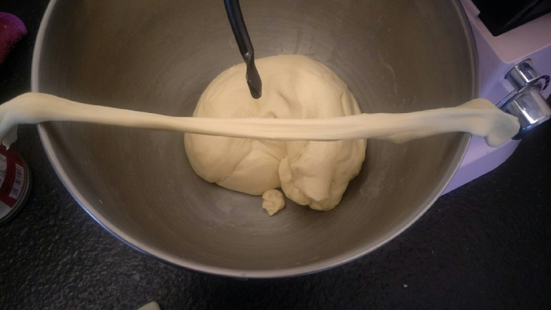 万能早餐-牛奶哈斯,继续揉大约10分钟后。形成一个有较多面筋且光面的面团。面团可以拉很长。