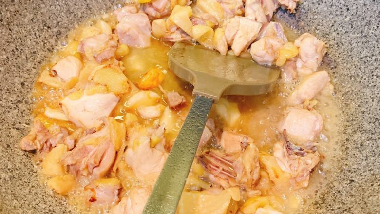 家庭版清炒鸡,放入适量的水，盖上锅盖焖5分钟，大火收汁出锅