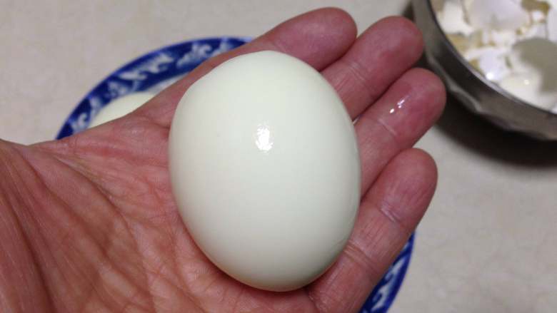 肉汤卤蛋,
看看用这个小窍门剥的鸡蛋是不是油光水滑的