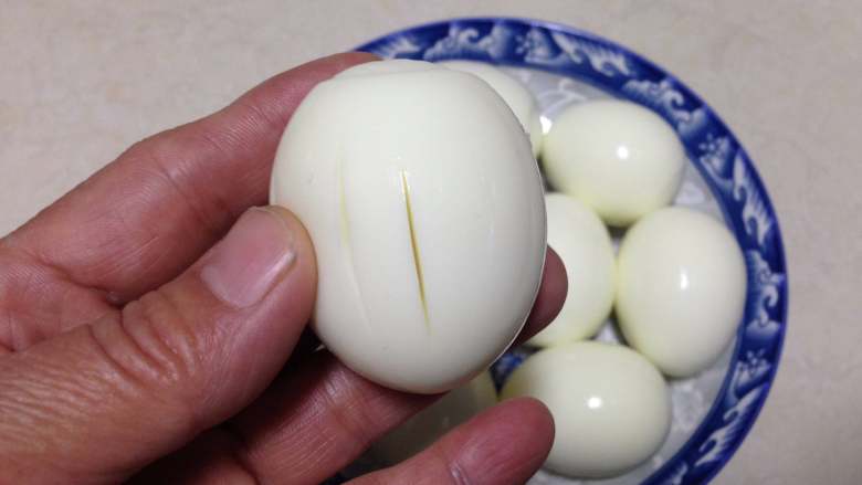 肉汤卤蛋,
鸡蛋用快一点的刀子在鸡蛋表面划上几刀