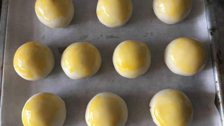 蛋黄酥（肉松麻薯蛋黄馅）,刷一层蛋黄液放入烤箱中层180度30分钟
