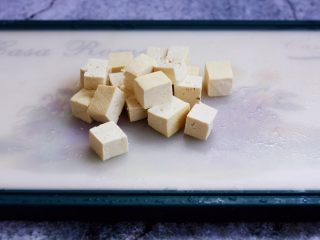 鲫鱼炖豆腐,将豆腐切成小块备用。