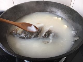 鲫鱼炖豆腐,放入少许（依个人口味）的盐调味。
