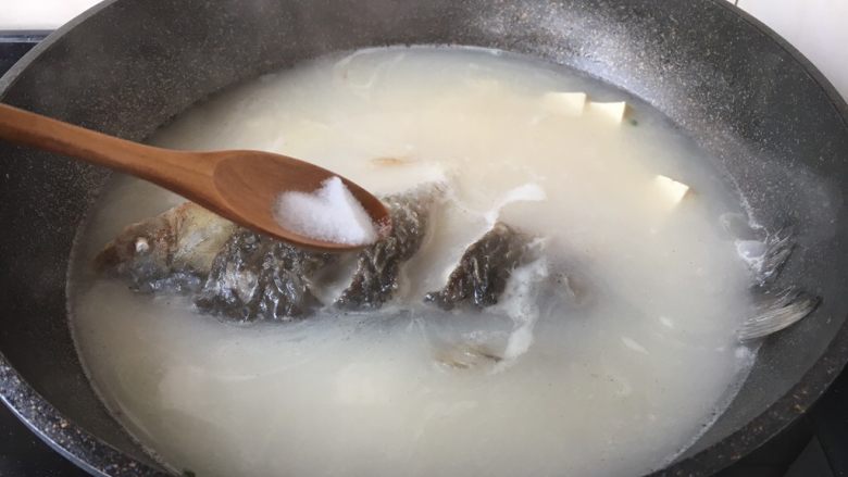 鲫鱼炖豆腐,放入少许（依个人口味）的盐调味。