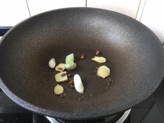 鲫鱼炖豆腐,锅里留少许的底油，放入葱、姜、八角。