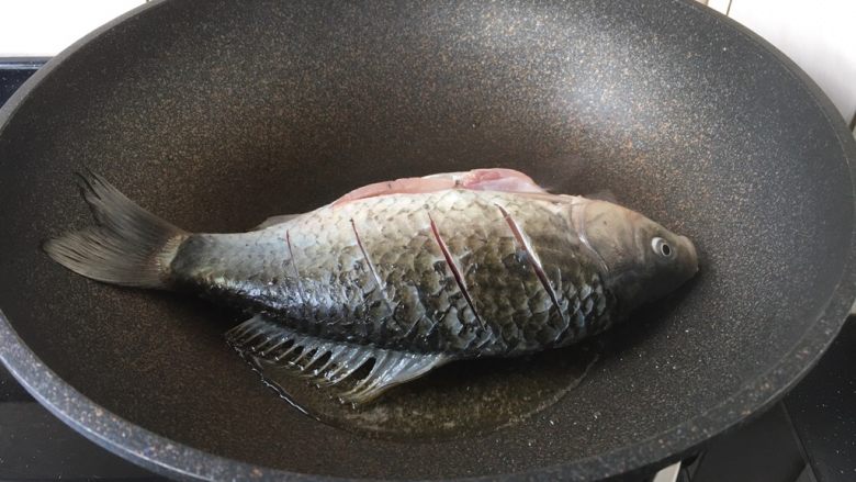 鲫鱼炖豆腐,锅烧热后放入2勺的食用油，油温五、六成热时放入鲫鱼。