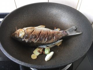 鲫鱼炖豆腐,放入煎好的鱼。