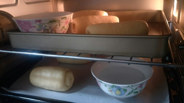 万能早餐-牛奶哈斯,放在烤盘上要有充分的空间进行二发。可以在旁边放两盆热水发的更加好。