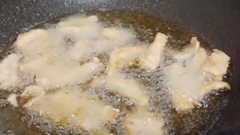 金牌官烧目鱼,锅里多放一点油，油温五成热下鱼块炸成两面金黄捞出。