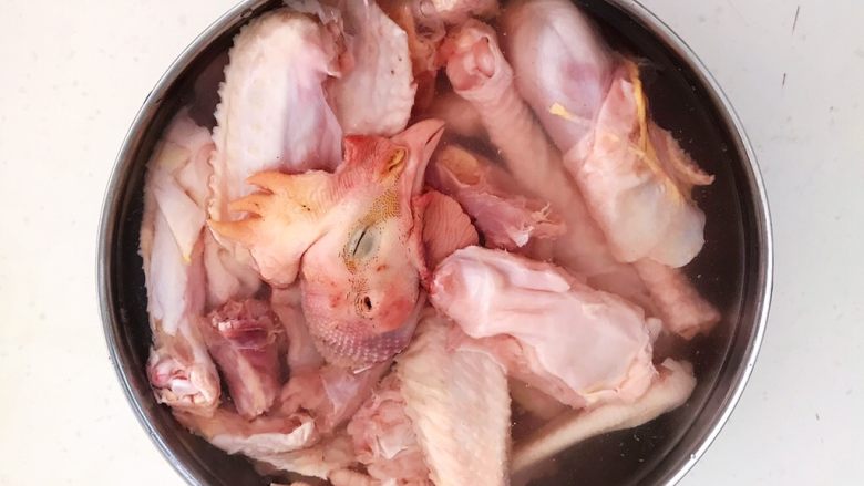红烧溜达鸡,把鸡块用冷水浸泡20分钟，泡出血水