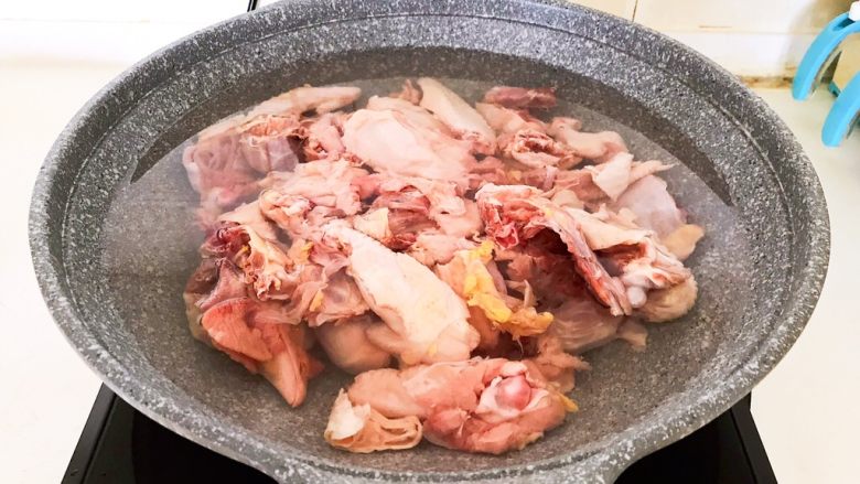 红烧溜达鸡,锅里加入冷水，放入鸡块