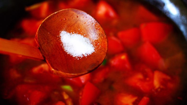 番茄肉丸汤,再加入适量的盐调味。