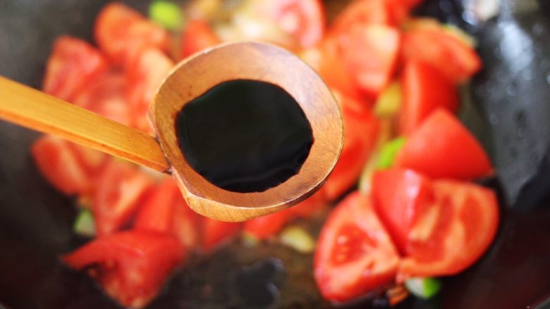 番茄肉丸汤,加入10克生抽调色。