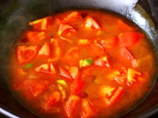 番茄肉丸汤,锅中倒入适量的清水。
