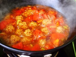 番茄肉丸汤,大火继续炖煮10分钟左右。