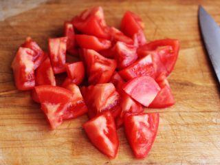 番茄肉丸汤,番茄洗净后用刀切成块状。