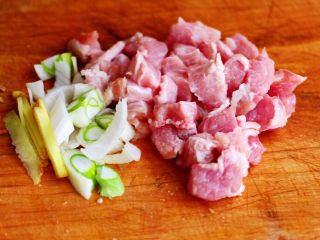 番茄肉丸汤,把猪肉洗净后用刀切成小块，适量的葱和3片姜切碎备用。