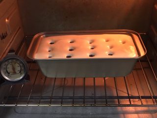 蓝莓玉枕蛋糕,烤箱预热至150度，模具送入烤箱烤制40分钟。