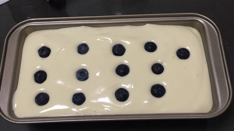 蓝莓玉枕蛋糕,表面再放入蓝莓。