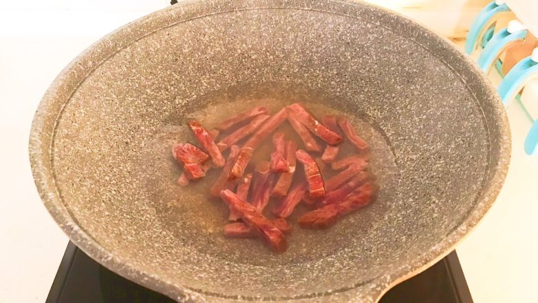 嫩滑多汁的黑椒牛柳,把切好的牛柳放入冷水中浸泡20分钟，中间换一次水，泡出牛肉的血水