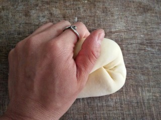 刀削炸酱面,揉成面团，然后用保鲜膜（容器或者打湿的冷布）盖住，饧半小时后再揉，直到揉匀、揉软、揉光。如果揉面功夫不到，削时容易粘刀、断条。